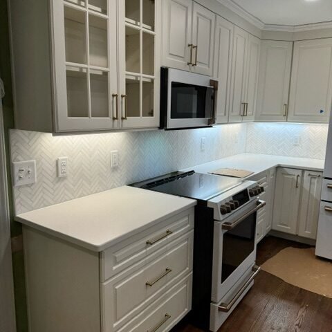 Elegant-Kitchen-Transformation-with-Altura-Herringbone-Mosaic-Backsplash-1-rotated