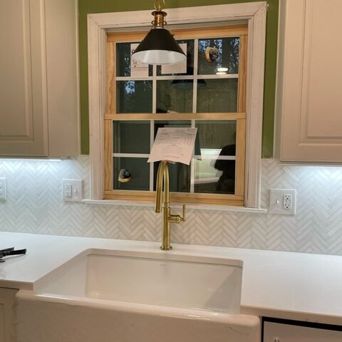 Elegant-Kitchen-Transformation-with-Altura-Herringbone-Mosaic-Backsplash-3-rotated